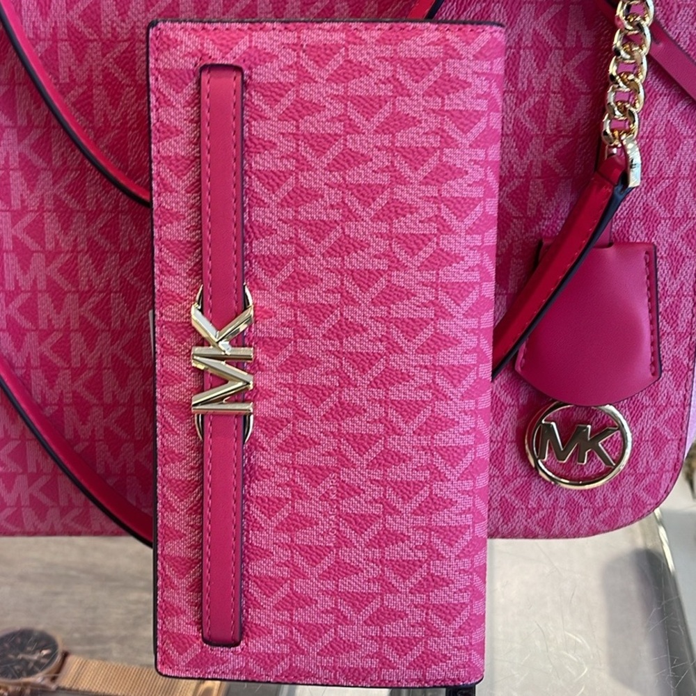 MICHAEL KORS
Reed Large Snap Signature Wallet
Electric Pink 
NWT